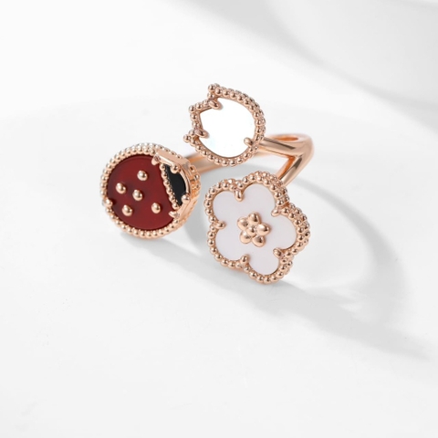Nhẫn Van Cleef & Arpels Plum Flower Beetle Hoa mận và cánh cam vàng hồng 18K  (Liên hệ để biết giá)
