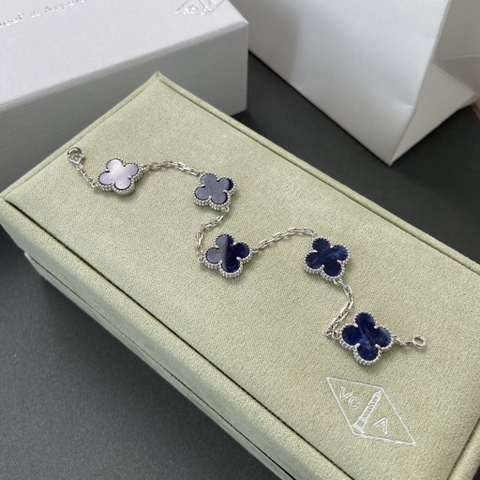 Lắc tay vàng 18K đính đá Pietersite Magic Alhambra của Van Cleef & Arpels 18K  (Liên hệ để biết giá)