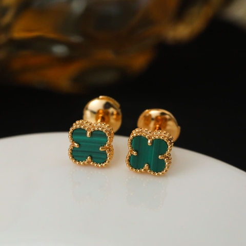 Bông tai Van Cleef & Arpels đá lông công Malachite vàng vàng 18K  (Liên hệ để biết giá)