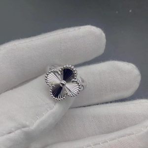 Nhẫn Van Cleef & Arpels Vintage Alhambra Guilloché Nhẫn vàng trắng 18K