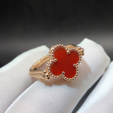 Nhẫn Van Cleef & Arpels Vintage Alhambra có thể đảo ngược bằng vàng hồng 18K Guilloché và Carnelian 18K  (Liên hệ để biết giá)