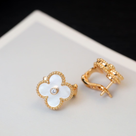 Bông tai Van Cleef & Arpels ngọc trai vàng hồng 18K  (Liên hệ để biết giá)