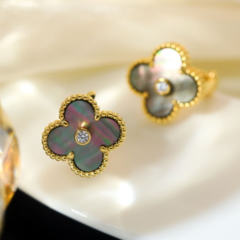 Bông tai Van Cleef & Arpels xà cừ vàng vàng 18K  (Liên hệ để biết giá)