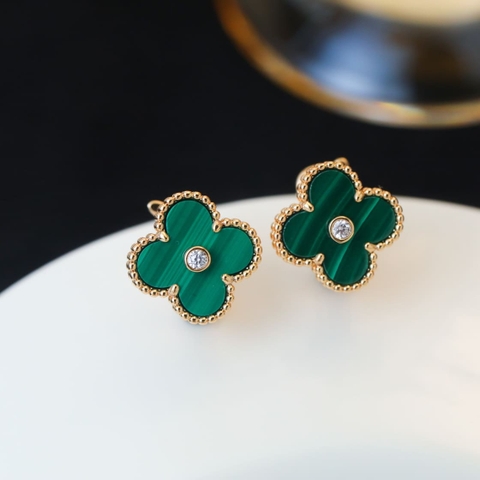 Bông tai Van Cleef & Arpels đá lông công Malachite vàng hồng 18K  (Liên hệ để biết giá)