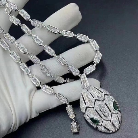 Dây chuyền Serpenti mắt ngọc lục bảo đính kim cương toàn bộ bằng vàng trắng 18K  (Liên hệ để biết giá)