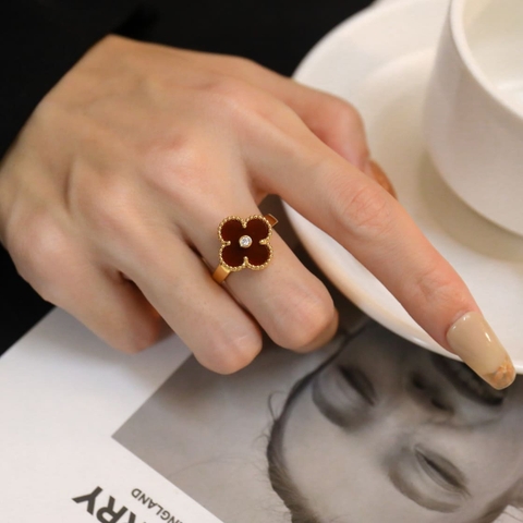 Nhẫn Van Cleef & Arpels đá Carnelian vàng hồng 18K  (Liên hệ để biết giá)