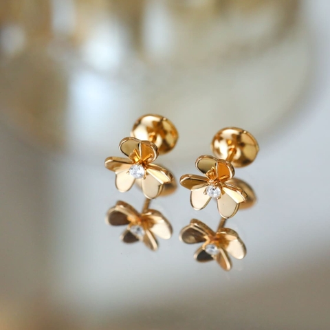 Bông tai Van Cleef & Arpels Frivole vàng hồng 18K  (Liên hệ để biết giá)