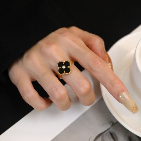 Nhẫn Van Cleef & Arpels đá Onyx vàng hồng 18K  (Liên hệ để biết giá)