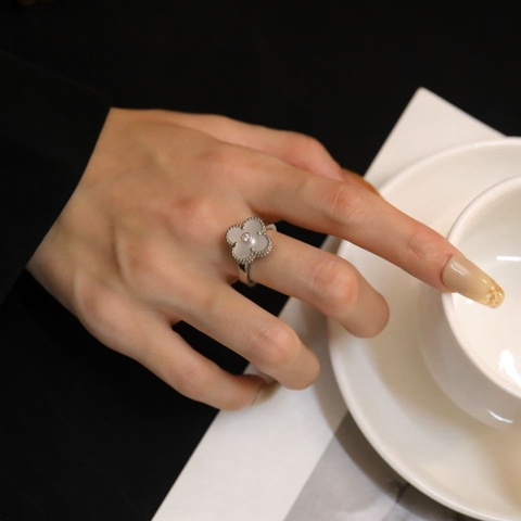 Nhẫn Van Cleef & Arpels ngọc trai vàng trắng 18K  (Liên hệ để biết giá)