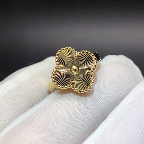 Nhẫn Van Cleef & Arpels Vintage Alhambra Guilloché vàng hồng 18K