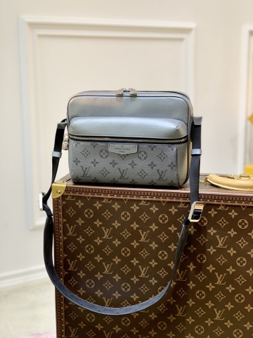 TÚI LOUIS VUITTON Outdoor Monogram Taga Messenger Bag