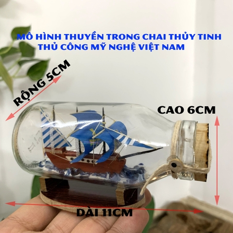 [Thủ công mỹ nghệ Việt Nam] Mô hình thuyền gỗ trang trí trong chai thủy tinh - Buồm màu xanh - Dài 11cm