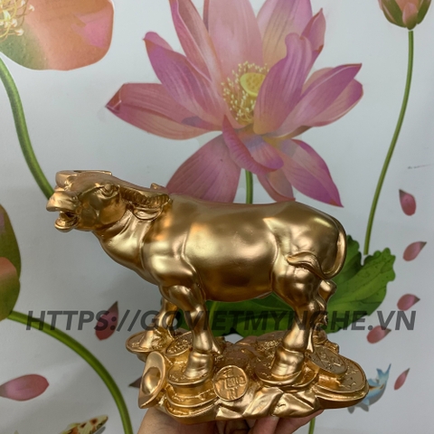 Tượng đá trang trí phong thủy tượng con Trâu chiêu giữ tài lộc phong thuỷ cho gia chủ - Cao 16cm- Nhũ đồng