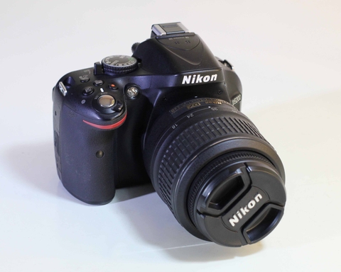 Nikon D5200 + Kit 18-55mm VR II
