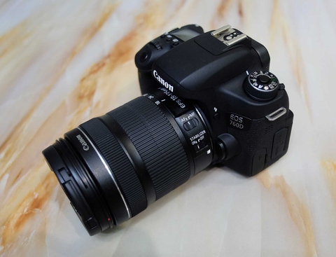 Canon EOS 760D - Rebel T6S /  Kit 18-135mm IS STM