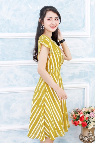 Điều gì làm nên sự tuyệt vời cho những chiếc váy đầm công sở kẻ sọc