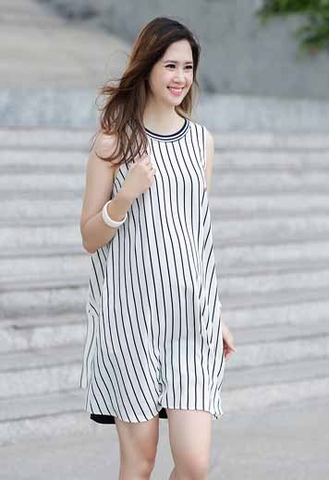 Lời khuyên cho mẹ trẻ khi chọn váy đầm bầu công sở kẻ sọc