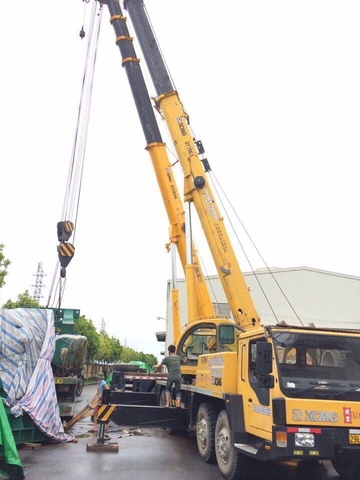 CHO THUÊ XE CẨU BÁNH LỐP XCMG 70 TẤN