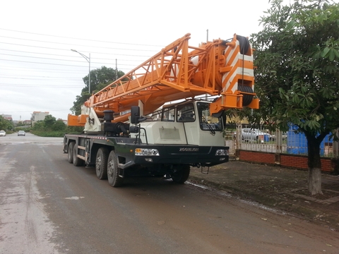 Bán cẩu bánh lốp zoomlion 55 tấn mới QY55D