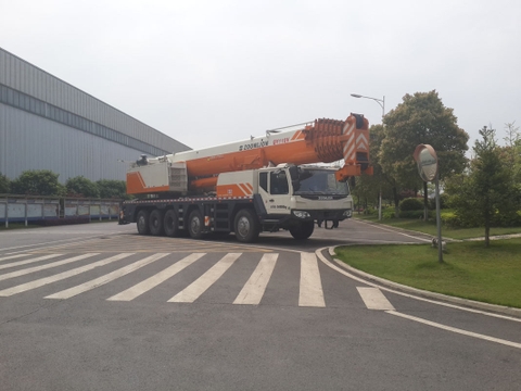Cẩu bánh lốp 110 tấn Zoomlion