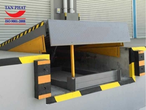 Làm thế nào để đảm bảo an toàn sàn nâng thủy lực trong vận hành kho?