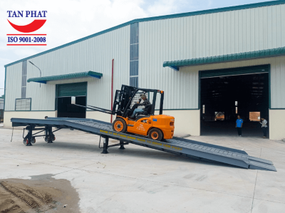 Giải pháp sử dụng cầu dẫn xe nâng đóng rút hàng hóa trên container