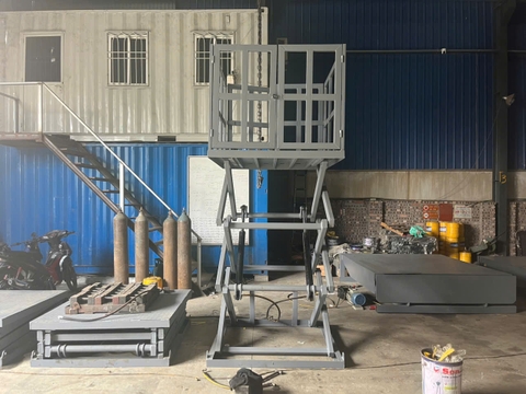 Bàn nâng thủy lực