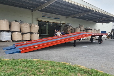 Cầu dẫn container loại 3 mặt ra xe