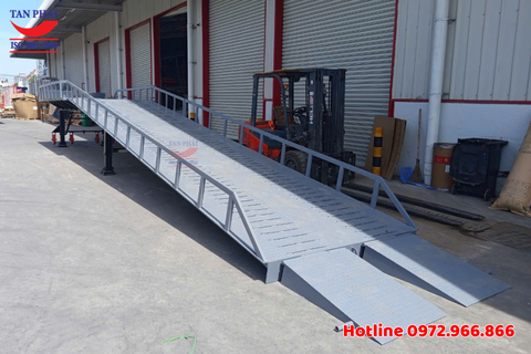 Cầu dẫn xe nâng lên container