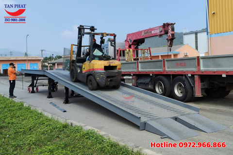 Cầu dẫn xe nâng lên container