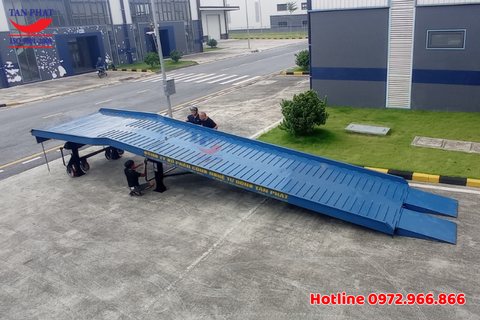 Cầu dẫn xe nâng lên container