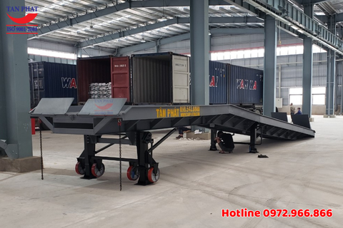 Cầu dẫn xe nâng lên container