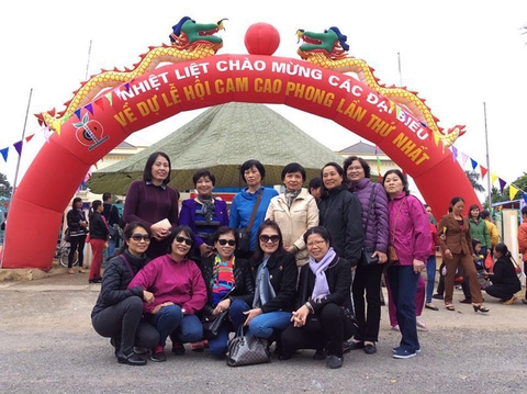 Đoàn khách dự lễ hội Cam Cao Phong