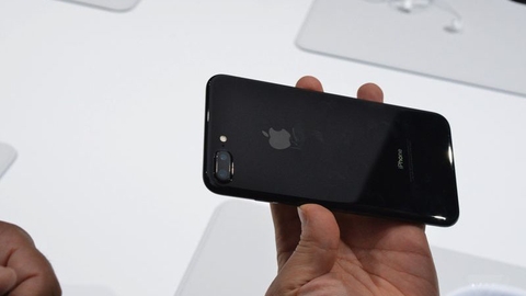iPhone 7 Jet Black (màu đen bóng): Apple tiếp tục dẫn đầu xu hướng!