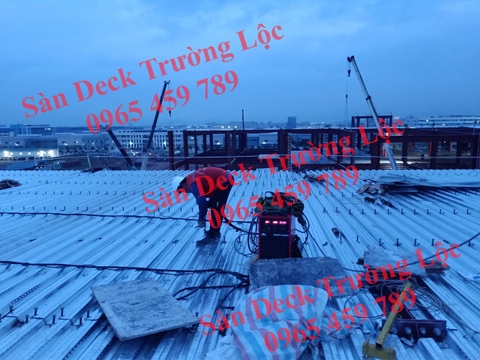 Cung Cấp Và Thi Công Sàn Deck Trường Lộc, Bắn Đinh Hàn Chống Cắt Xuyên Đêm Tại Dự Án Nhà Máy Vinfast Giai Đoạn 3
