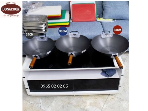 CHẢO ĐEN SÂU LÒNG, TAY CẦM GỖ