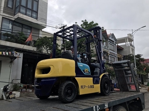 Xe nâng dầu 2.5 tấn cũ Komatsu