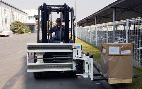 Xe nâng lắp càng xoay 180 độ HangCha làm việc trong lối đi hẹp