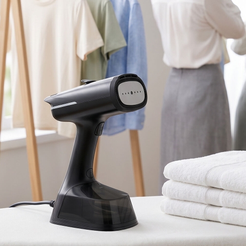 Bàn ủi hơi nước LocknLock hút vải thông minh ENI216BLK