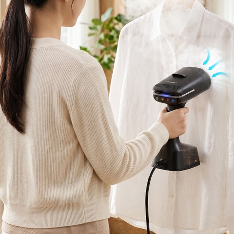 Bàn ủi hơi nước LocknLock hút vải thông minh ENI216BLK