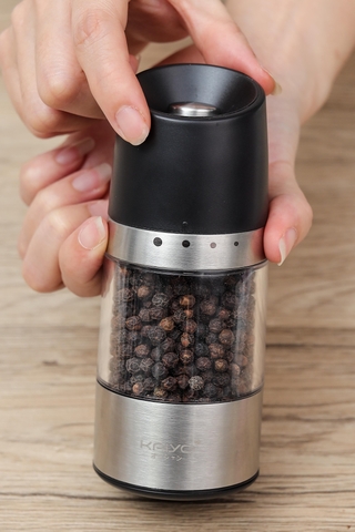 Dụng cụ xay tiêu lưỡi sứ KAIYO mã KPG-6179 với 4 mức điều chỉnh độ thô mịn linh hoạt