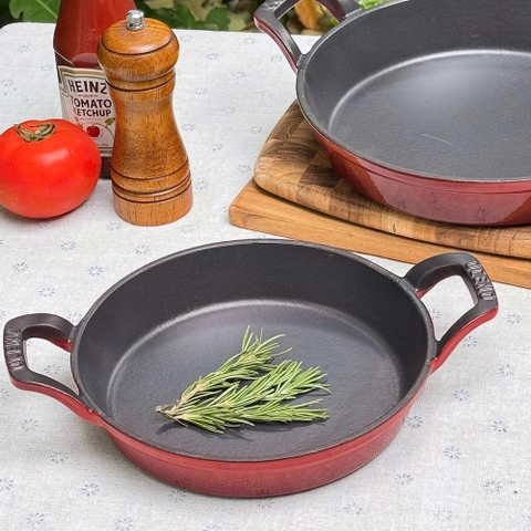 Chảo gang 2 tay cầm Oceno màu đỏ phủ men gốm chống dính tự nhiên bền bỉ an toàn