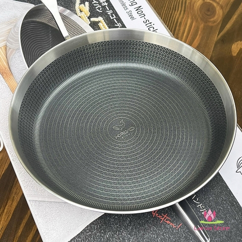 Chảo đúc inox chống dính hoa văn nổi 3 lớp đáy liền Tri-Ply Kaiyo (Chảo nông)