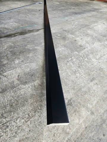 Len tường nhựa B511-13 cao 43mm màu đen trơn