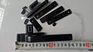 Tay gạt cửa sổ nhôm hệ việt pháp màu đen, cửa nhựa, tay gài cửa (1 cái)