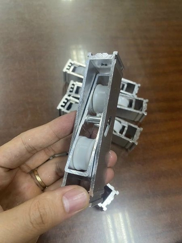 Bánh xe cửa lùa đi nhôm kính xingfa hệ 93 hàng đẹp