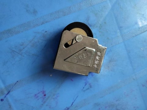 Bánh Xe Trượt Cửa Lùa Nhôm kính Hệ 90 bằng nhựa