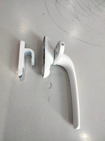 Tay gạt cửa sổ nhôm hệ việt pháp màu trắng, cửa nhựa, tay gài cửa (1 cái)