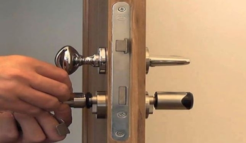 Thay ổ khóa cửa gỗ tại nhà  Hà nội dễ dàng và đơn giản