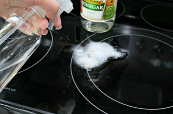 Chỉ cần 2 phút đã đánh bay vết nhựa dính trên bề mặt bếp từ